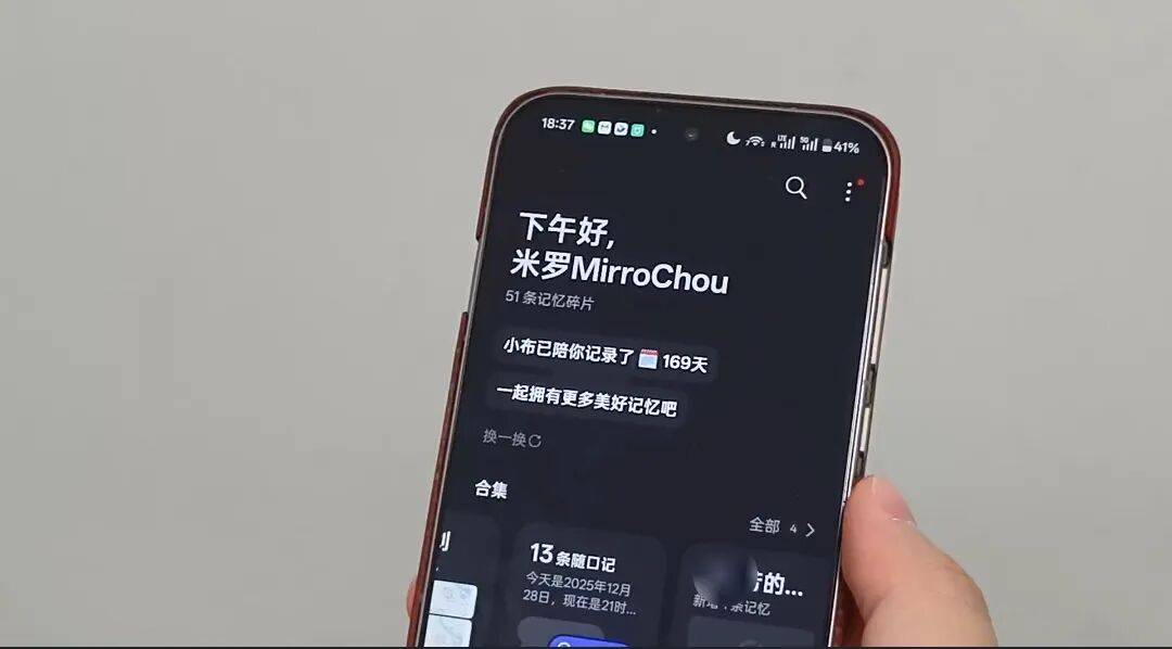 老外评了个“最该消失的手机设计”，看完我深深共情了。