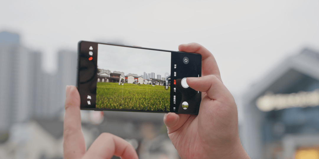 老外评了个“最该消失的手机设计”，看完我深深共情了。