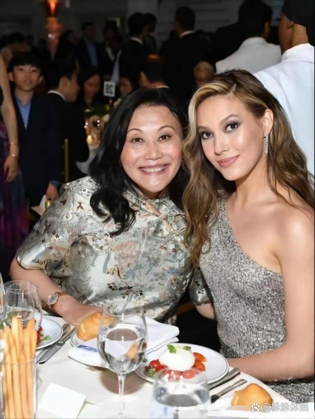 谷爱凌真正的“后台”，不是她那个神秘的美国爹，而是两个狠角色女人