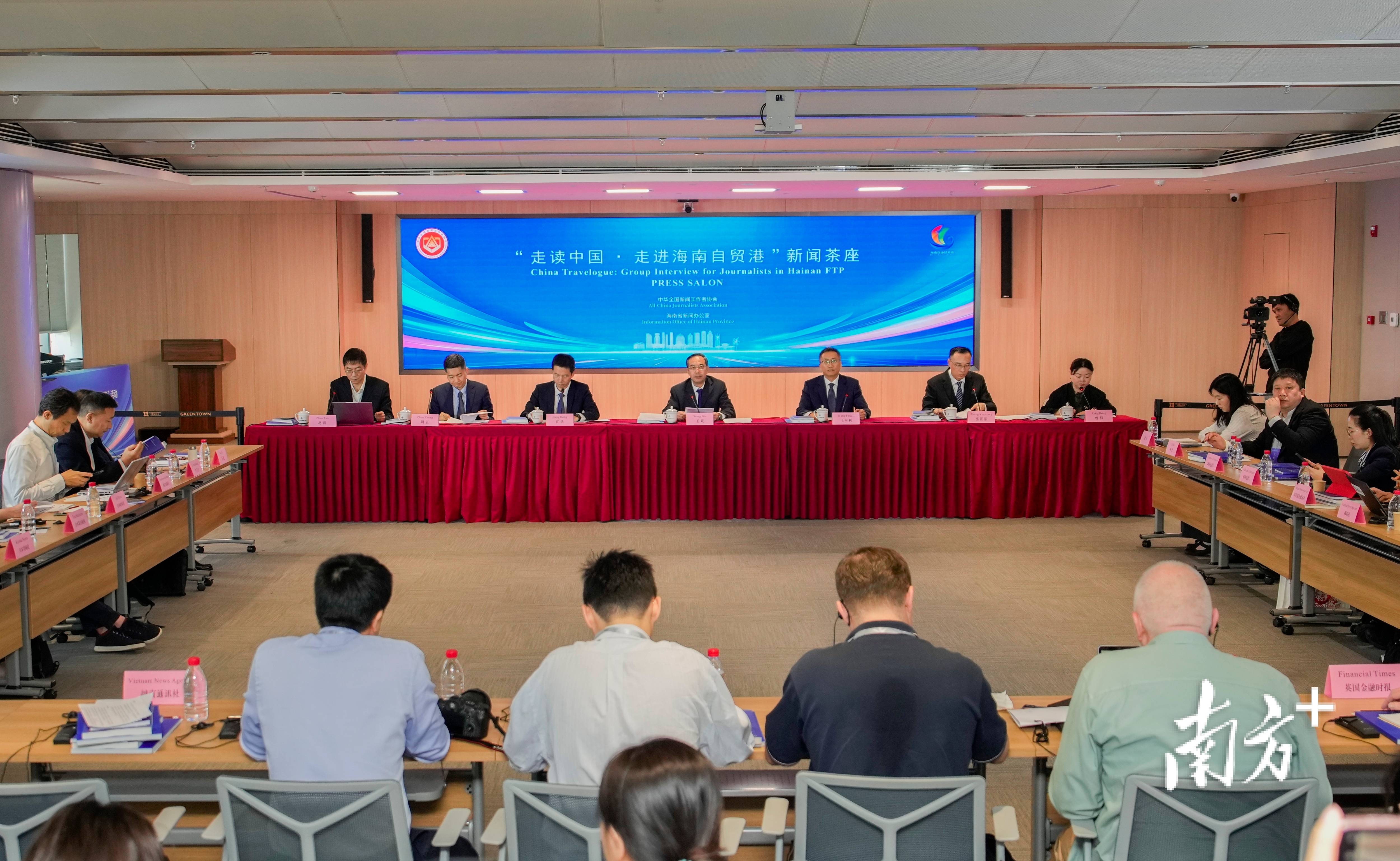 海南封关两月:政策红利持续释放 春节迎“蓬勃红火”新气象_建设_产业_商品