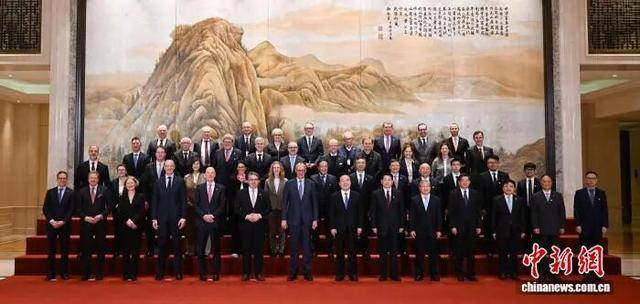 默茨访华大合影公布，哪些中德企业出镜？-华闻时空
