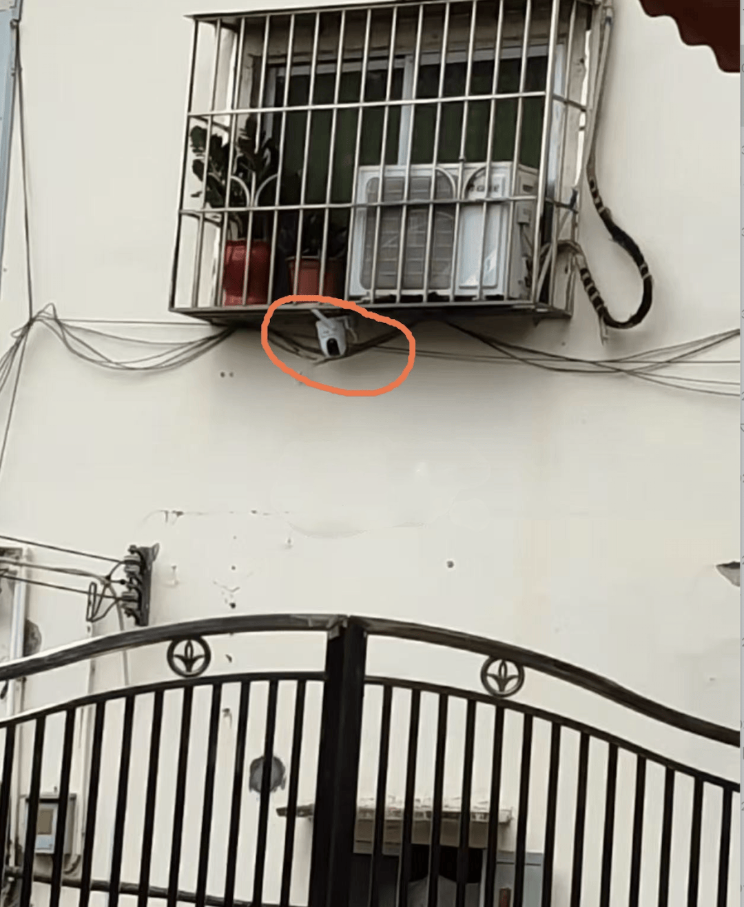 对门邻居装了3个摄像头,“能拍到我家客厅”,广州市民报警!最新进展