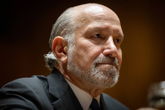 美商务部长同意就爱泼斯坦案作证-华闻时空