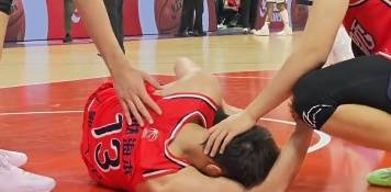 郭艾伦赛场上左膝受伤被抬走，本人回应伤情：前交叉韧带断了；康复周期或达一年之久