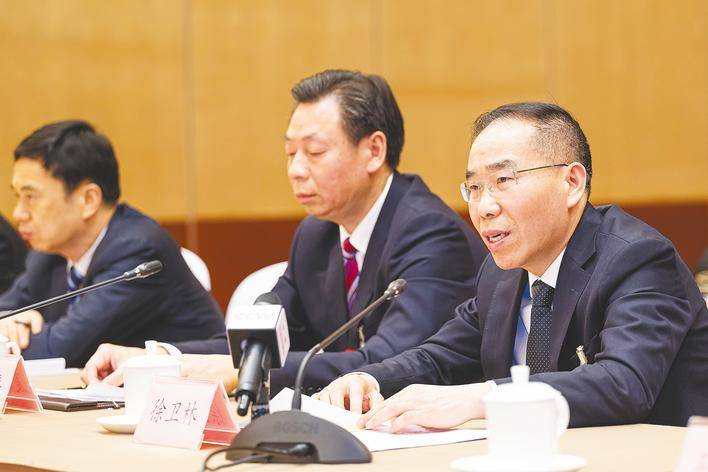 将石头“拉丝” 做出特种消防服