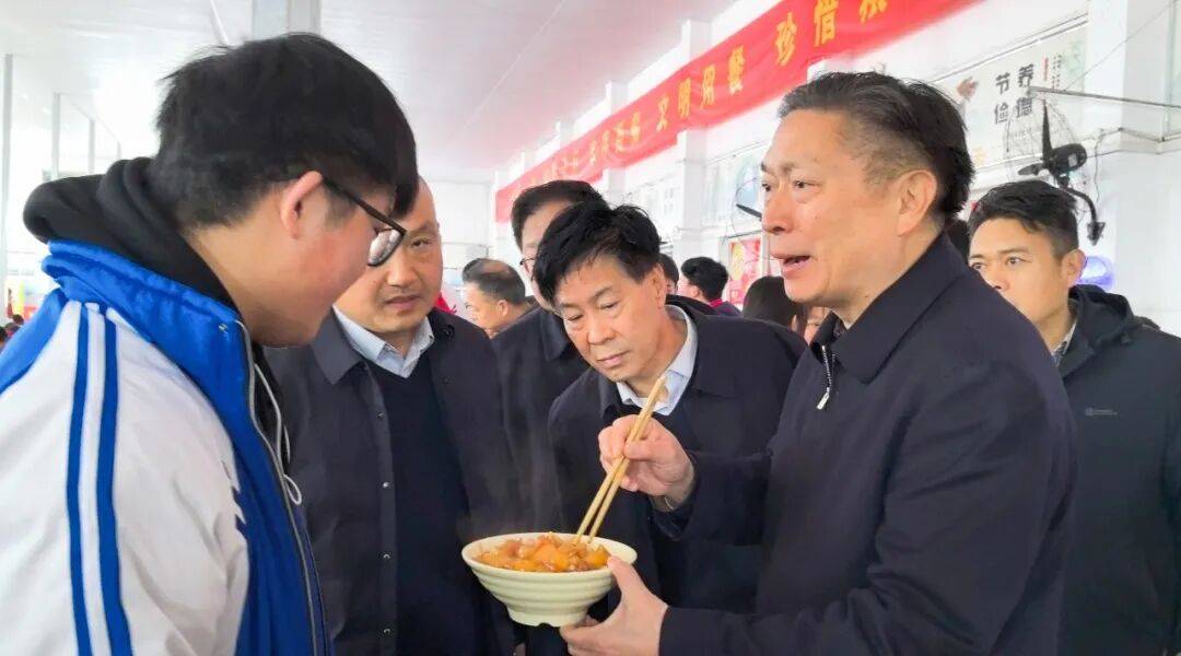 李保国带队赴嵩县,宜阳县突击检查学校餐食