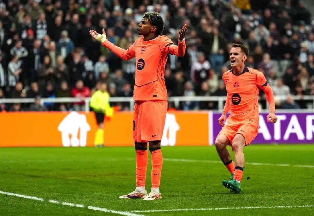 欧冠变英甲！巴萨球迷走错球场，跑偏整整589公里