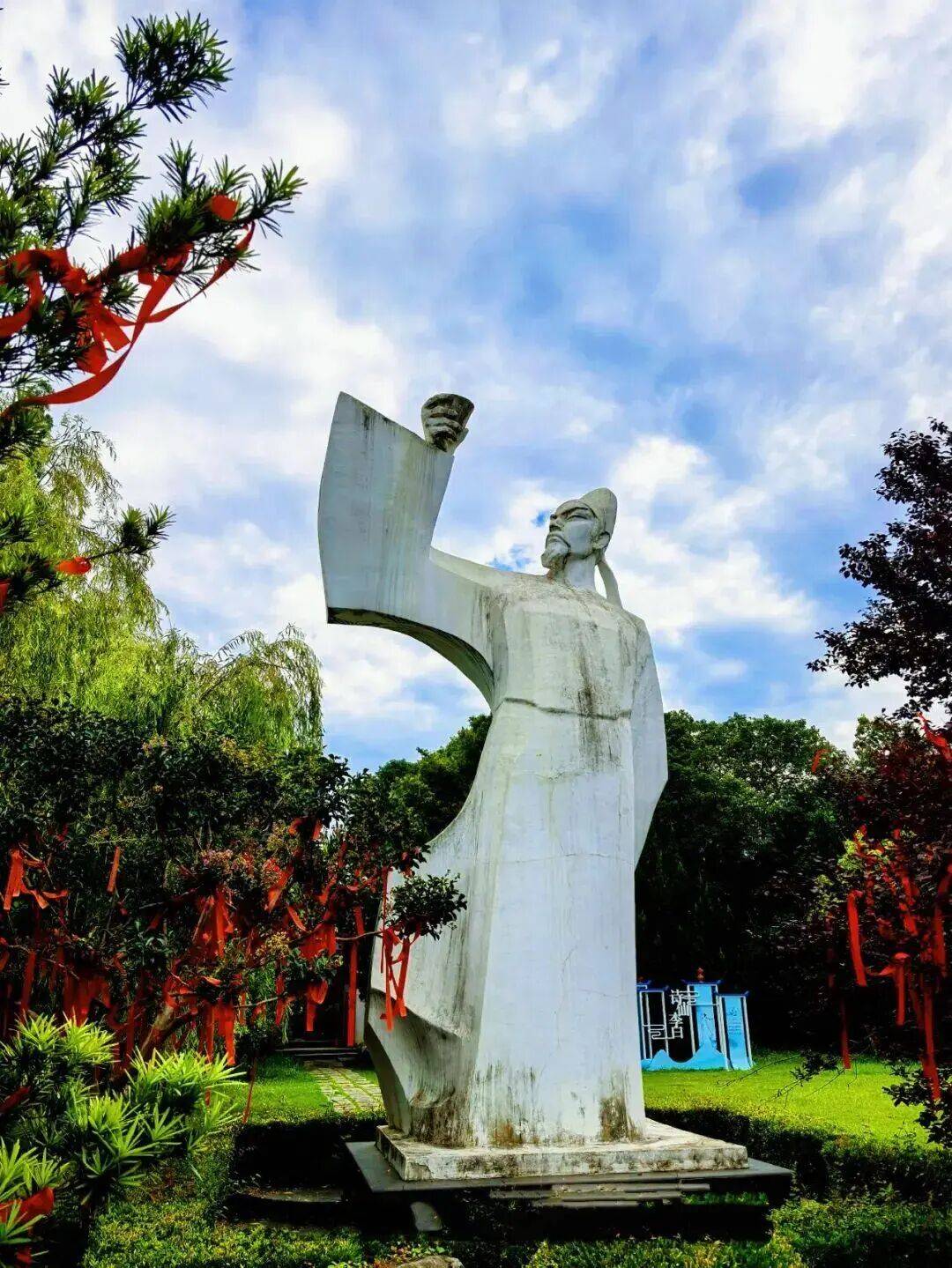 当涂谒李白墓左泽亮谪仙笔落九重门千古诗魂酒一温