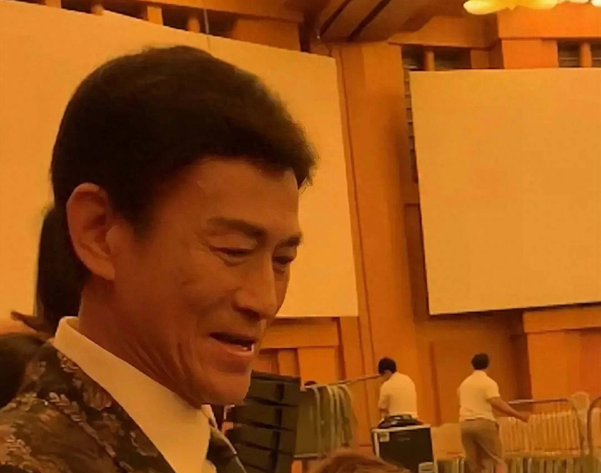 香港知名男星白发人送黑发人，未走出丧女阴霾，大女儿自杀身亡 