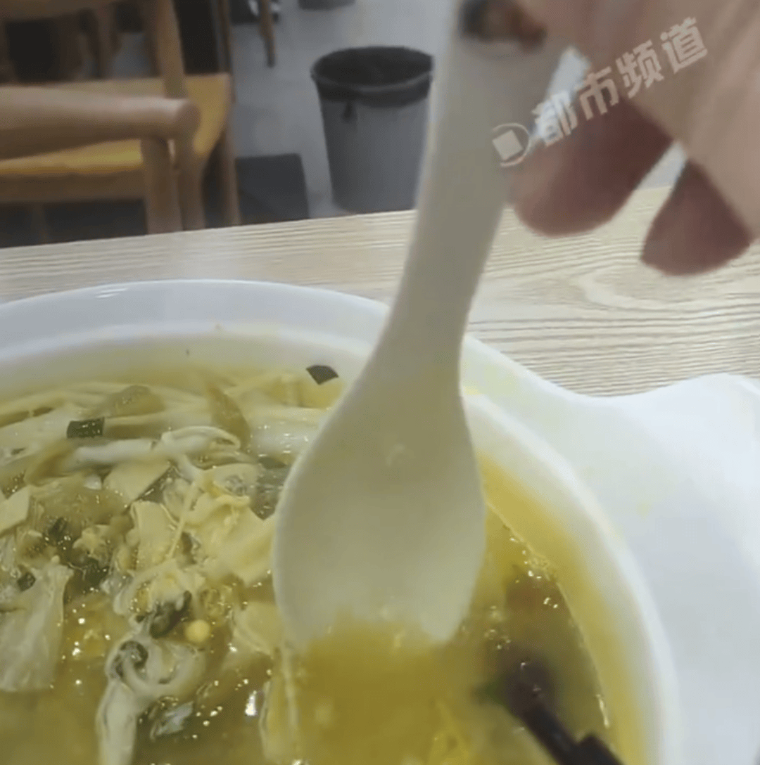 满满一盆？浅浅一层！知名餐饮给菜盆穿“内增高”！上海有多家门店