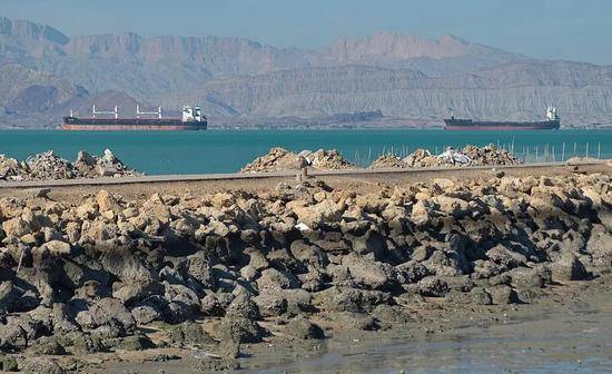 别只盯着油价了！霍尔木兹一“锁喉”，你的手机、冲锋衣可能都要变贵了 -华闻时空