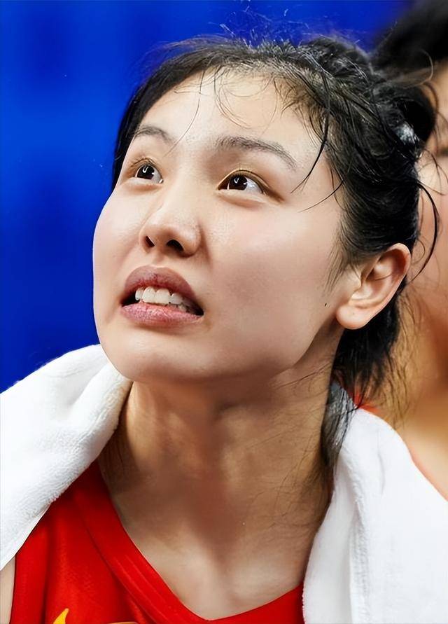 宫鲁鸣发威！李梦出走后，中国女篮又1传奇被“清洗”，原因曝光