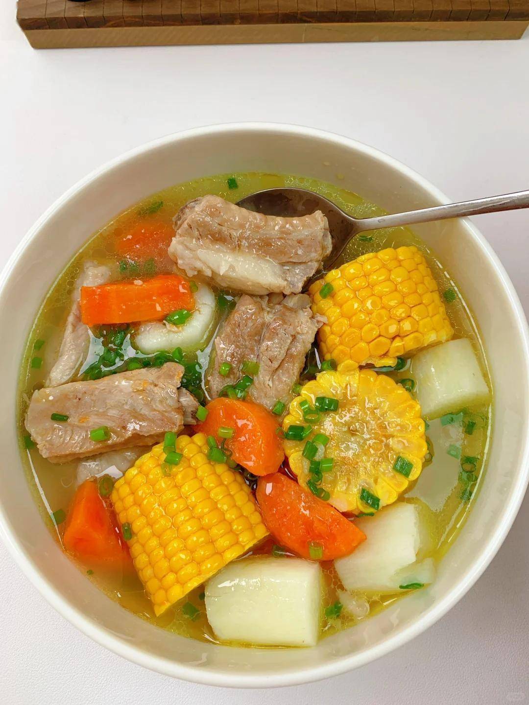 我表哥是开饭店的有次我去后厨偷师发现他炖排骨从来不用高压锅却