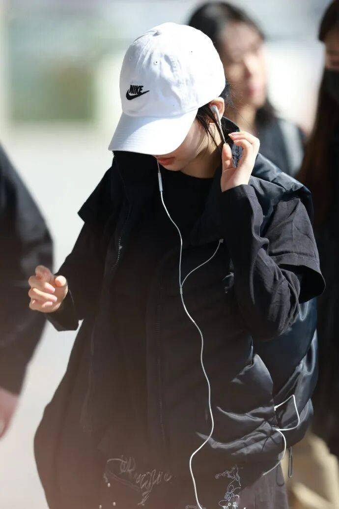 知名女团成员赴上海参加签售会,个人社交账号用中文发布动态“爱你固体杨枝甘露”引热议 插图2 知名女团成员赴上海参加签售会,个人社交账号用中文发布动态“爱你固体杨枝甘露”引热议 插图2