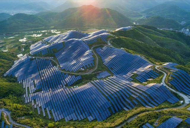 原创             200亿！马斯克这波操作，把中国光伏从“内卷”拉向了“外挂”！