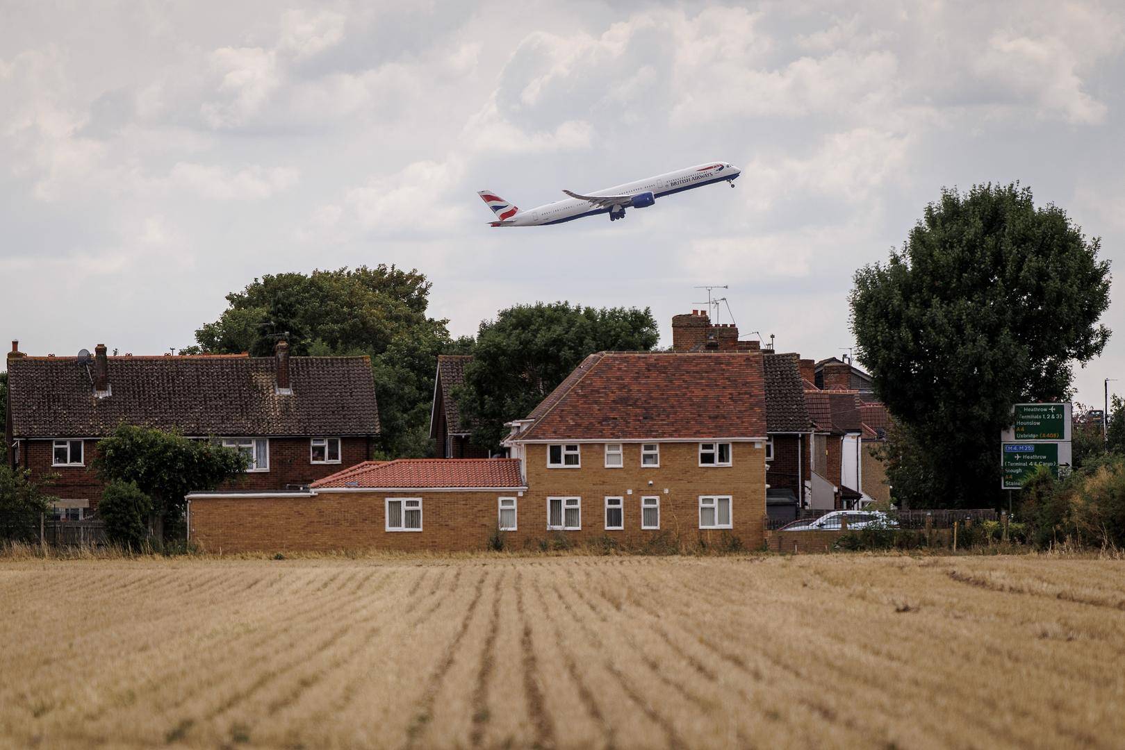 航班上乘客离世,遗体被放机舱厨房13小时,机组人员心理创伤申请休假,英航回应
