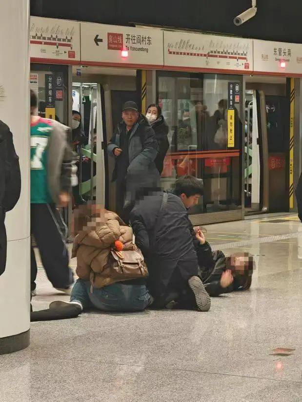 女乘客在北京地铁遭男子猛打头部！他挺身而出：住手，我是公安大学的！