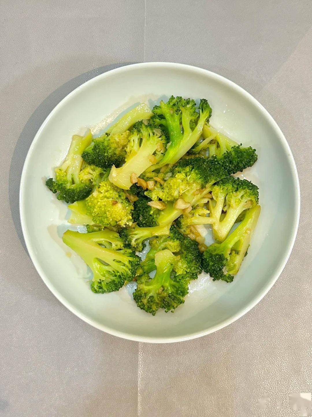 清炒西兰花要想好吃一定像我这样做出锅脆嫩不发黄