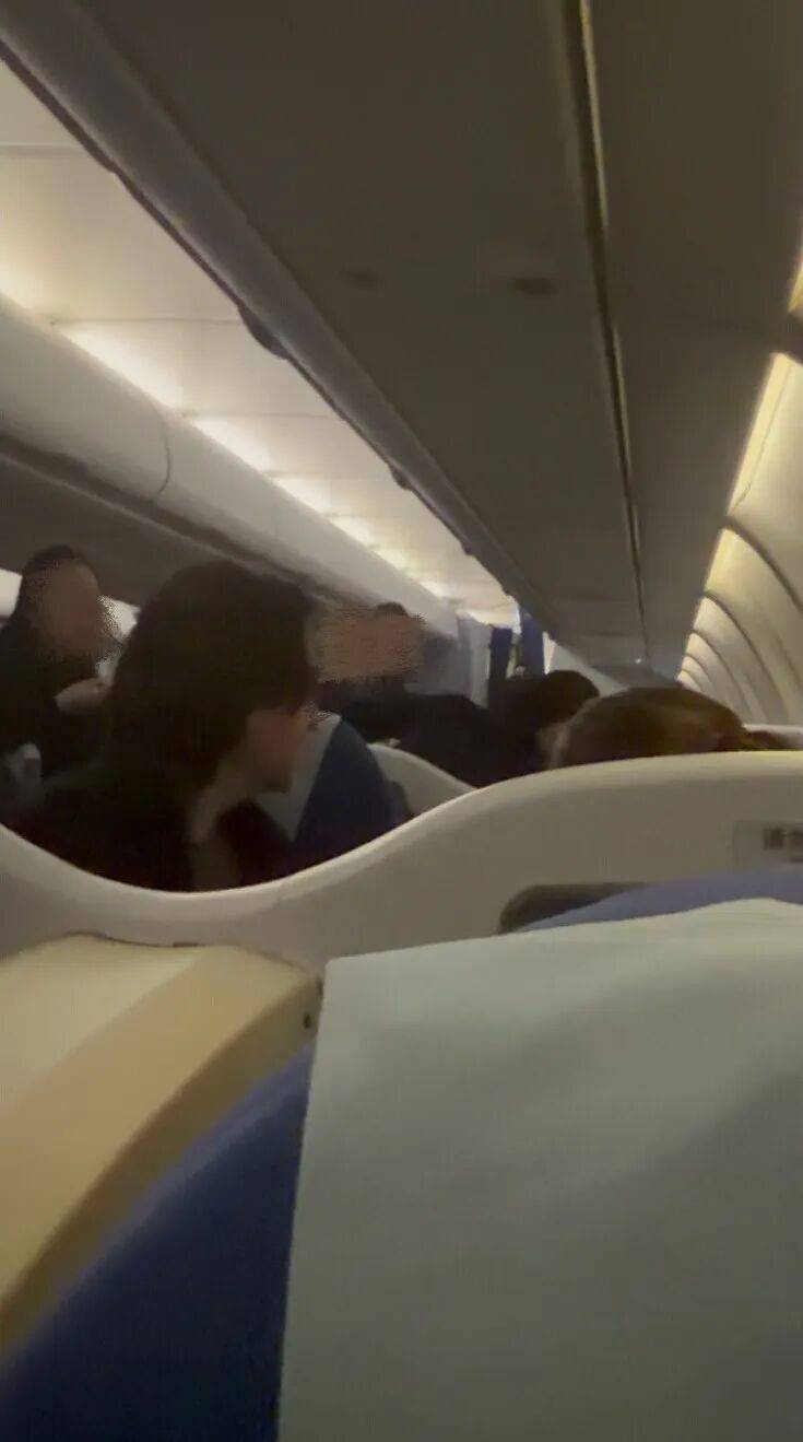 乘客称东航MU5128航班落地虹桥机场后机舱起火,现场多辆消防车待命