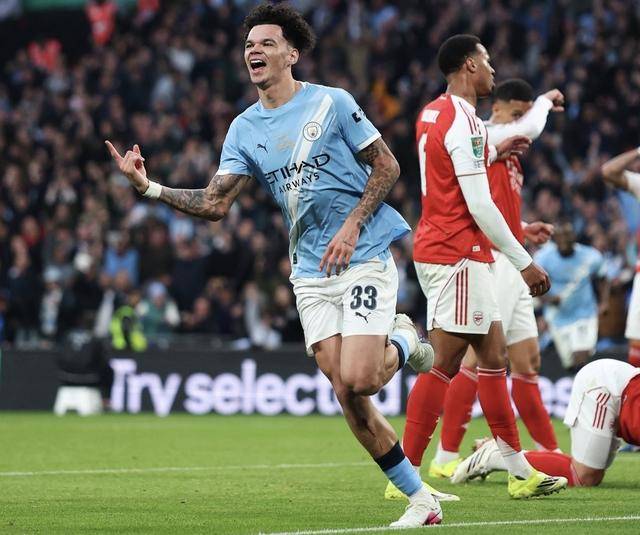 2:0！5分钟双响，21岁小将助曼城夺第9冠，阿森纳四冠王梦想告破