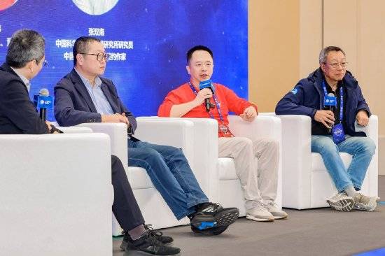 周鸿祎对话刘慈欣:人类不发展AI将导致文明停滞,“百亿智能体”将成新物种