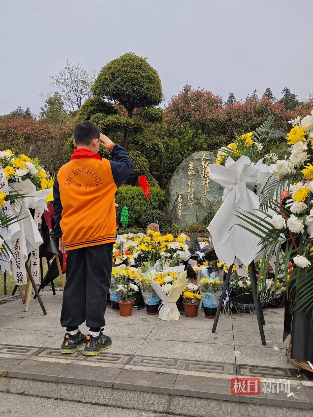 多位家长带孩子到袁隆平墓地祭扫让孩子热爱科学珍惜粮食