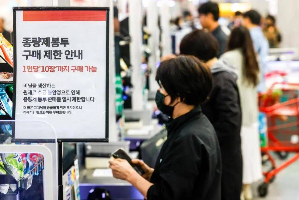 受中东局势影响，韩国出现“垃圾袋小偷” -华闻时空