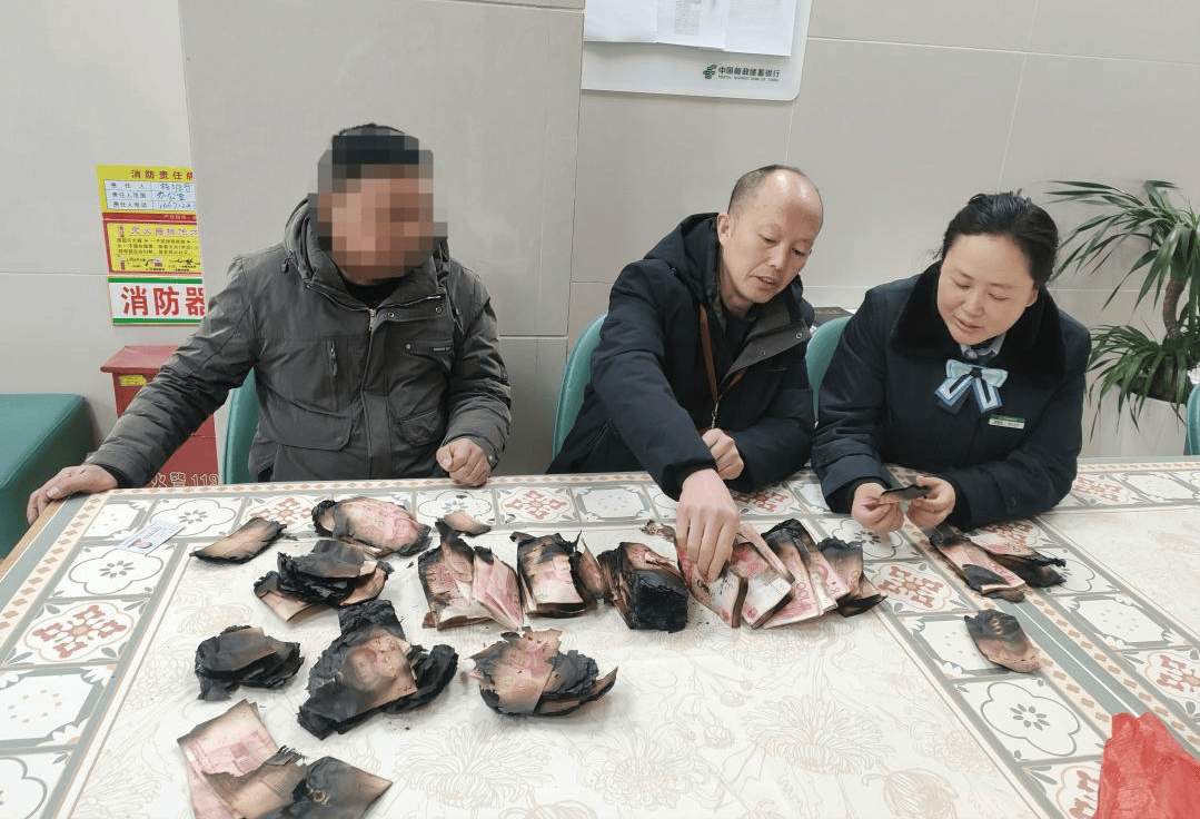 房屋坍塌、家人受伤、存放的现金严重受损！他来到了银行......_黄先生_纸币_老人