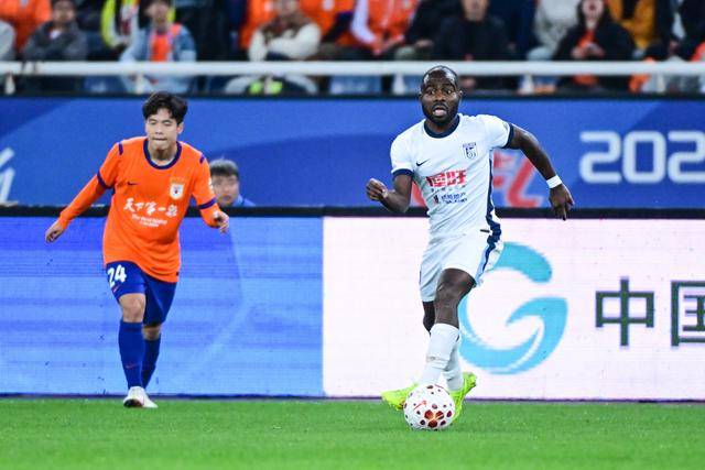 阿奇姆彭盛赞大连英博的主场:氛围堪比欧冠,我是天生的开心果!