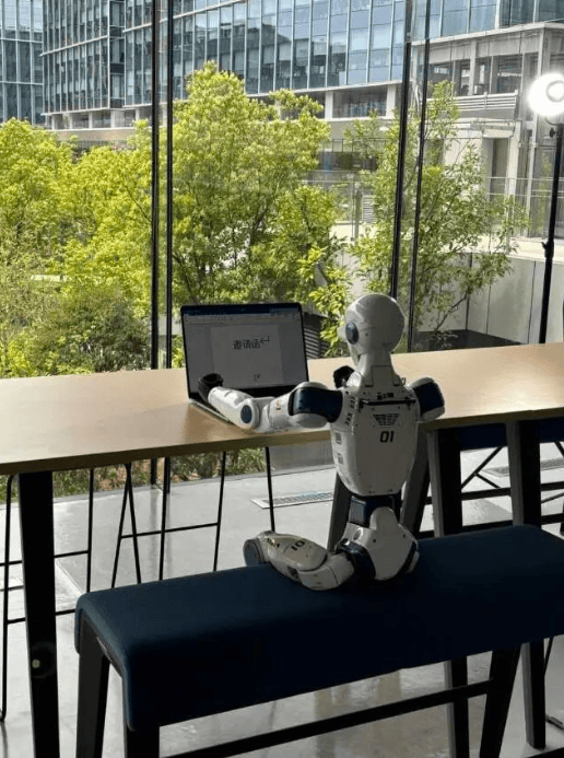 宇树机器人R1现身阿里速卖通楼下，或将成立“树卖通”项目