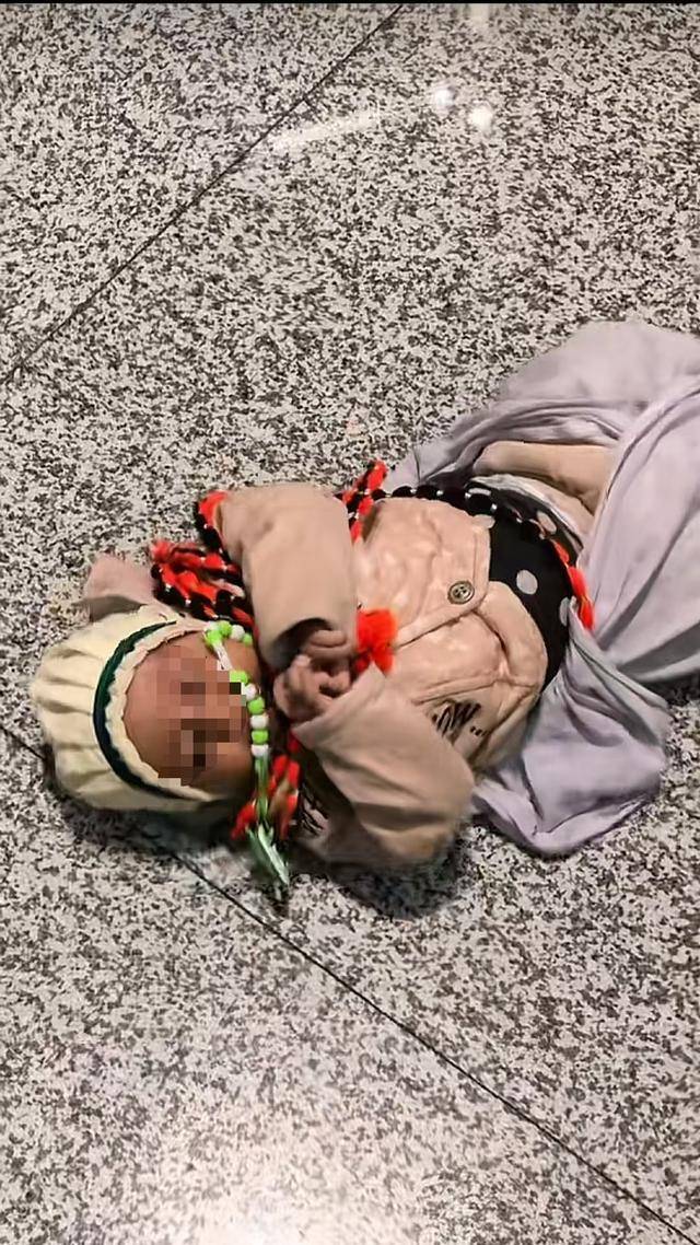 哈尔滨机场地上躺着一名外国婴儿，目击者：家长取完行李后抱走；客服：中西方带娃习惯有差异
