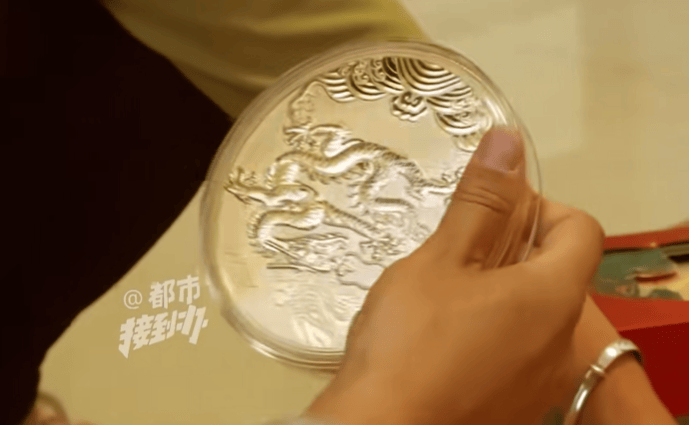 丈夫突发脑出血，妻子意外在床底发现200多枚金币，当场急疯：“这日子没法过了”