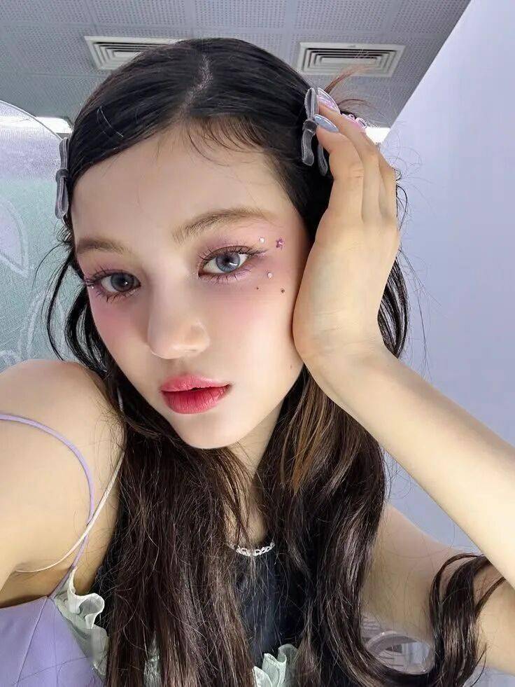 知名女团成员诉讼期间，以新歌和形象转变引发轰动 插图2