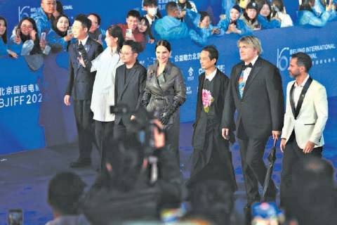 百位中外电影人走上“星光蓝毯”