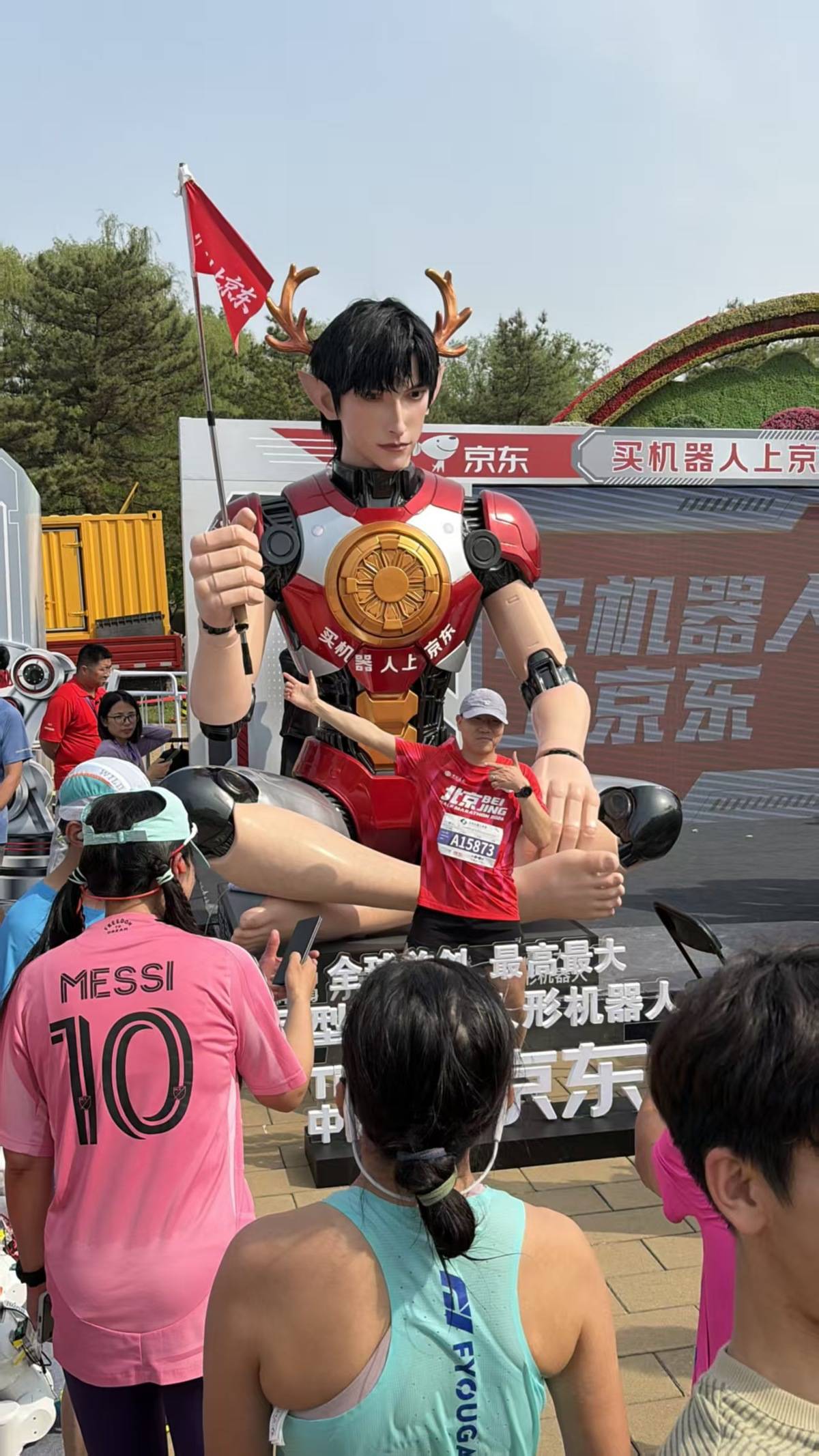 全球首个最高、最大的6米超仿真人形机器人亮相亦庄半马,跑友争相合影成打卡地标_马拉松_友及_刘闪