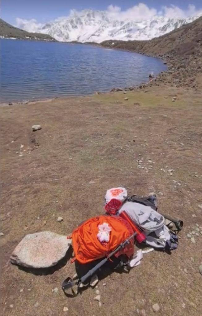 驴友在四川野马海子拍到两个无主背包和登山杖 警方回应：系一对情侣所有，二人已安全下山