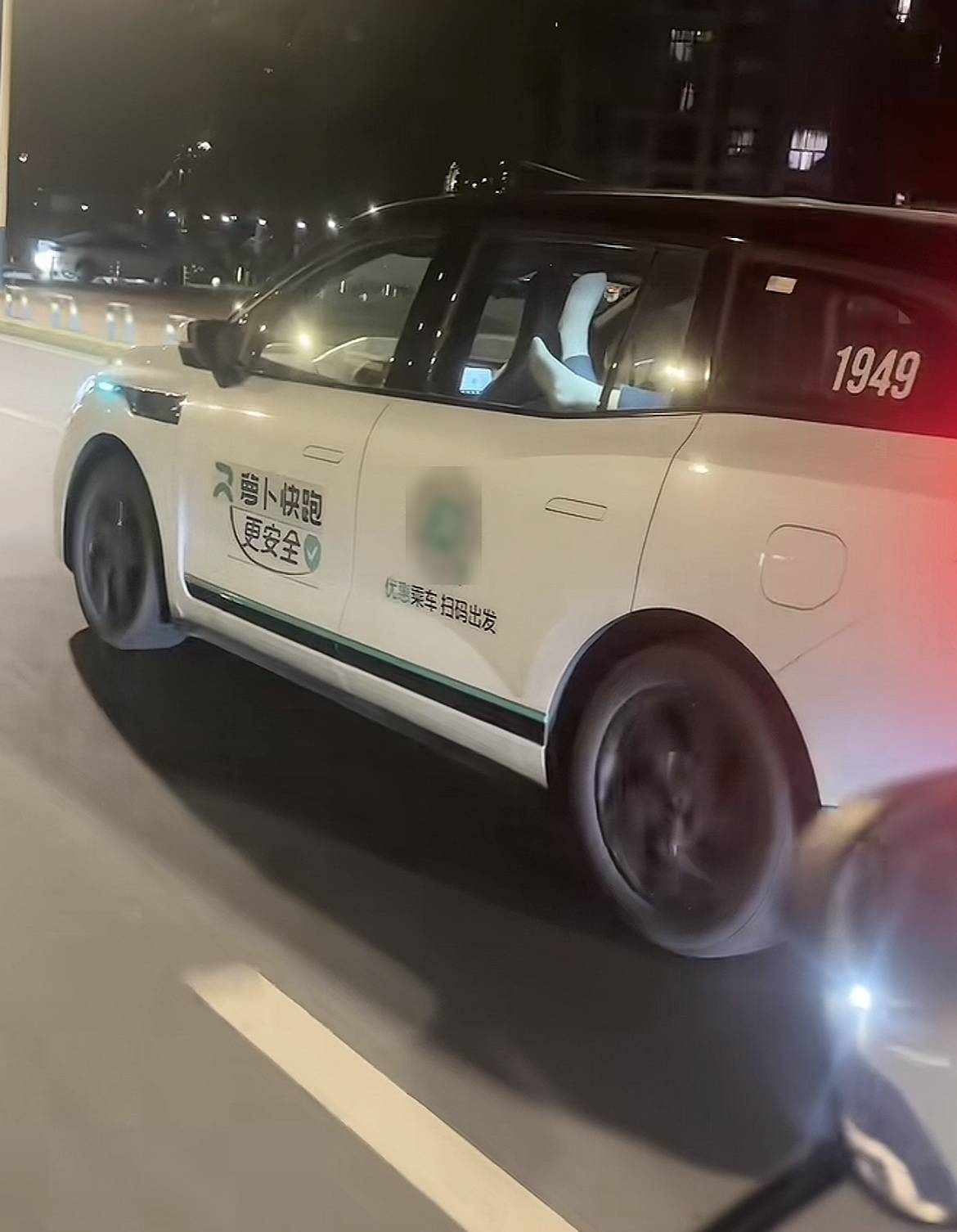 “真的脏！”网友拍到重庆无人车内乘客脱鞋把脚搭上座位，客服：每天检查卫生定期清理
