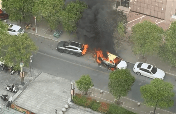 又一电车自燃_搜狐汽车_搜狐网(图1)
