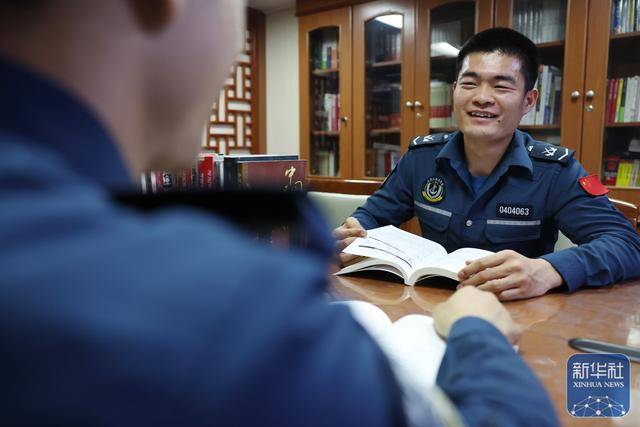 南海影像日志｜浪尖上的书香——海警执法员的“海上读书时光”