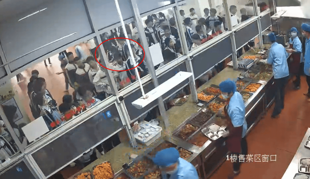 厦门16岁女生在学校食堂排队时突然倒地心脏骤停，三名教师接力心肺复苏，并用AED急救，女生暂脱离危险；</p><p>校长：上个月刚培训了AED