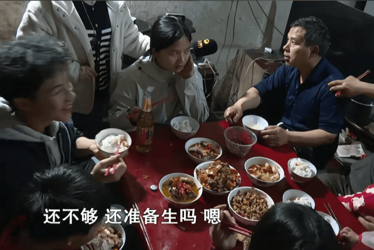 20岁小伙卖猪肉养6个弟妹，父母再生唐氏儿七弟；当地回应，有专人给他打造人设引流，网友：上午还在可怜他，现在收回同情