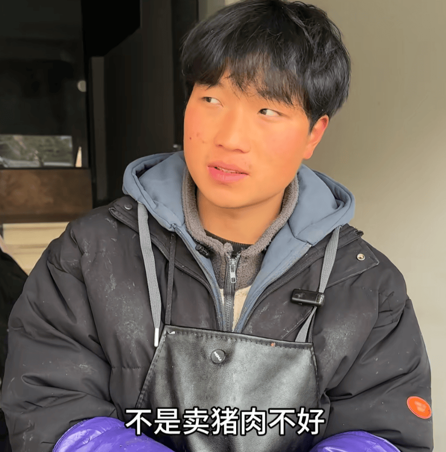 20岁小伙卖猪肉养6个弟妹，父母再生唐氏儿七弟；当地回应，有专人给他打造人设引流，网友：上午还在可怜他，现在收回同情