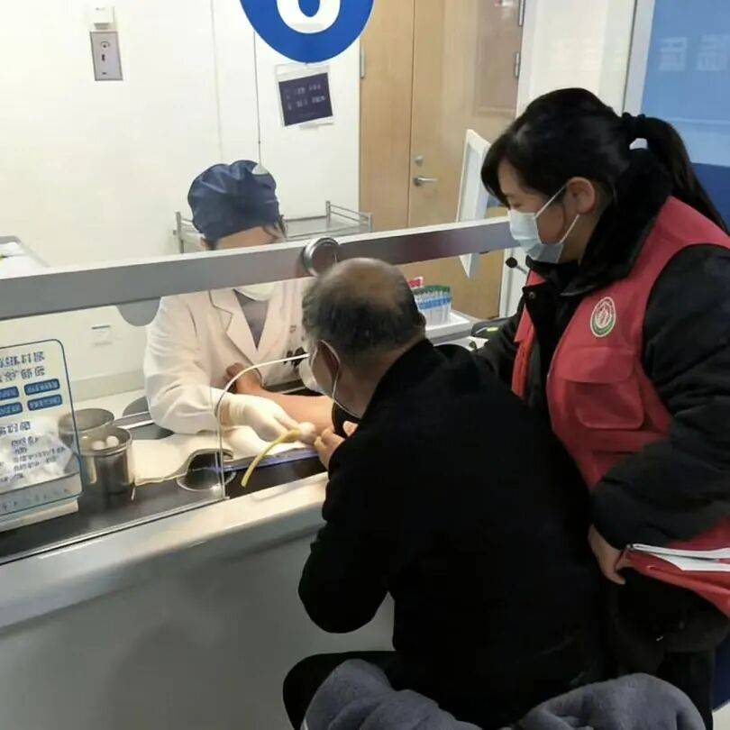 包含望京医院住院办理陪诊挂号老人就医全程搀扶，细节呵护备至的词条