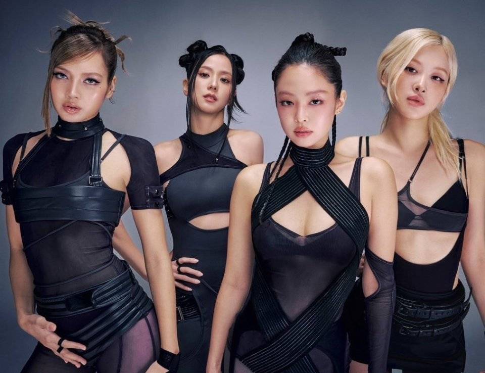 韩国女星Jennie耍大牌事件后《时代》红毯争艳直角肩再成亮点