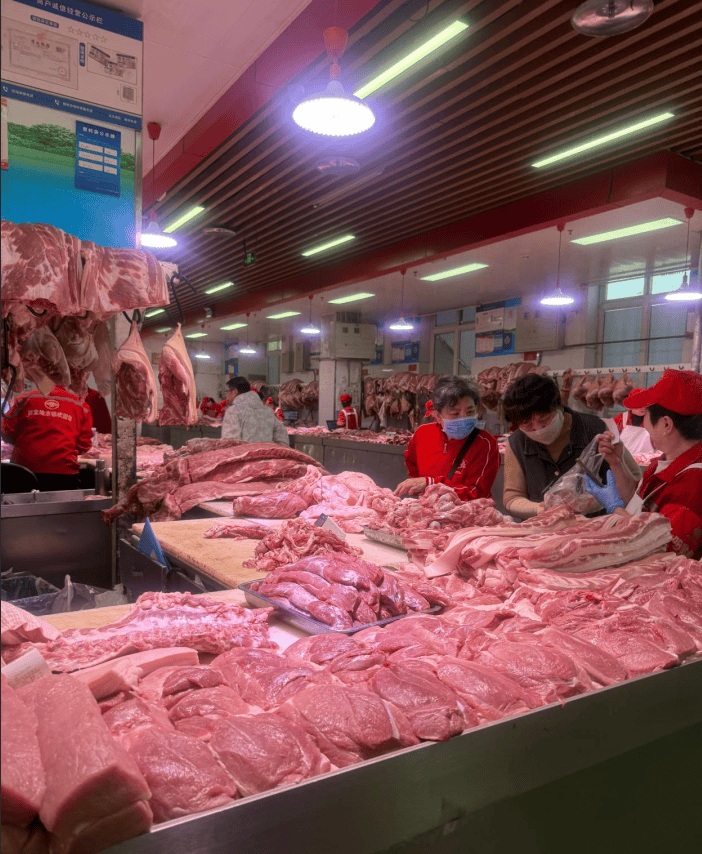 猪肉价格降至8年来最低，商户：肉比菜便宜！