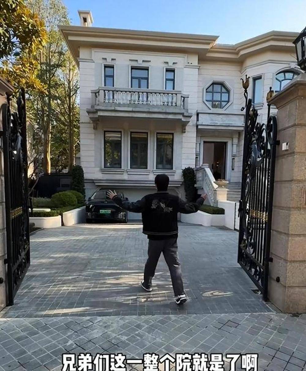 从发廊小哥到顶级富豪，网红白冰炫富惹争议