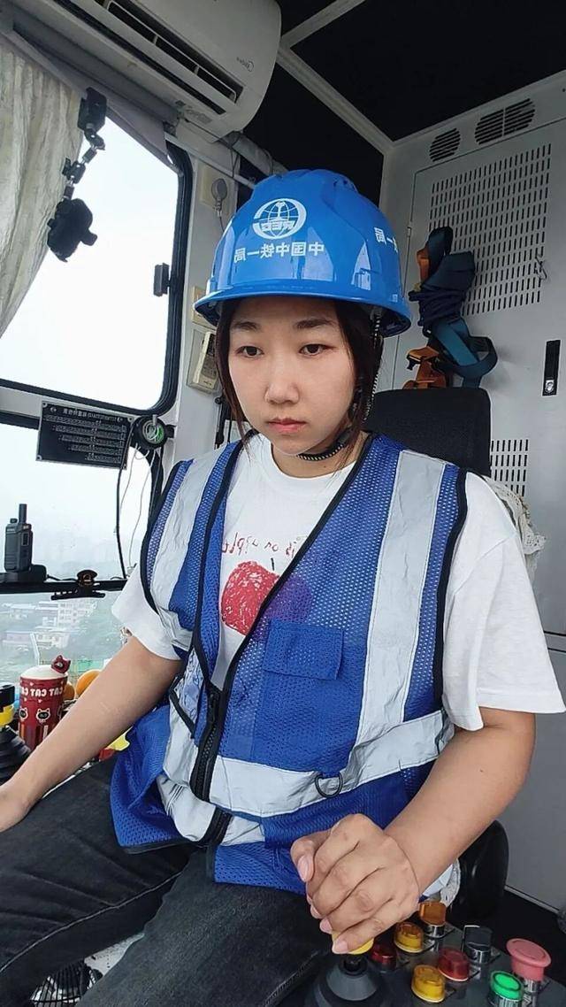 90后女塔吊司机讲述"高空工作"经历:曾因恐高怕得手脚发抖,上厕所要用