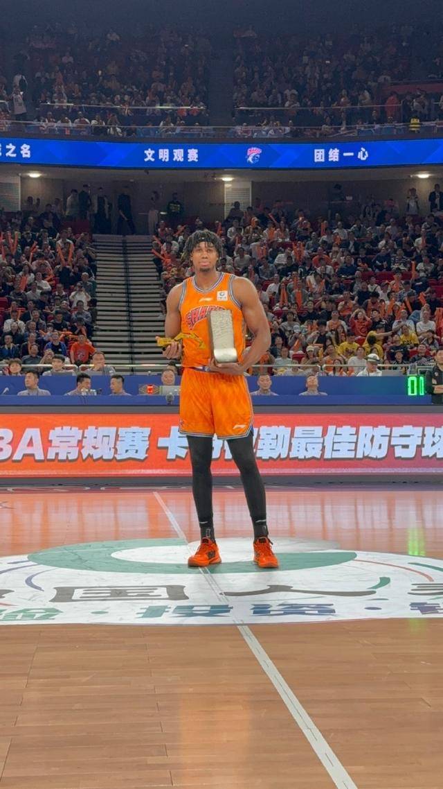 姚明到场！上海双喜：怀特塞德领DPOY奖杯 卢伟领最佳教练奖杯
