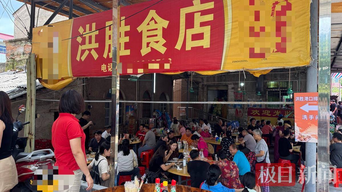 广东中山一家排骨饭爆火排长队，市监局长带队来洗碗扫地，当事人：先检查后帮忙，在家也经常干