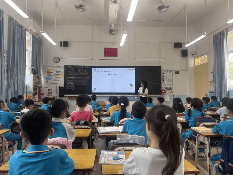 教室后排设工位,AI进课堂!中山火炬高新区打出课堂改革“组合拳”_办公桌_年级_教学